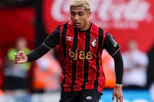 ¡De mal en peor! Julián Araujo se fue expulsado en la eliminación de Bournemouth de EFL Cup