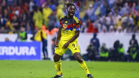 Allan Saint-Maximin agradece a Isaías Violante por la asistencia para su debut goleador