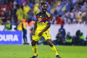 Allan Saint-Maximin agradece a Isaías Violante por la asistencia para su debut goleador