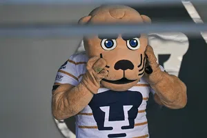 ¡Sí baja, Goyo sí baja! Captan a la mascota de Pumas bailando reggaeton