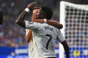 Vini Jr. se aburrió en la banca ante el Oviedo, entró y rompió racha sin marcar fuera del Bernabéu