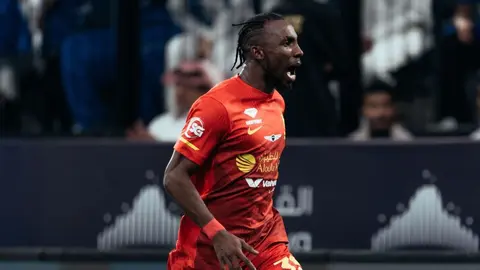 Julián Quiñones marca golazo en el empate de su equipo ante en el Al-Hilal