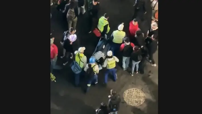 Trasladan en camilla a personas desmayadas durante concierto de La Arrolladora en el Zócalo