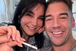 VIDEO: Martha Higareda y Lewis Howes revelan el género de sus gemelos