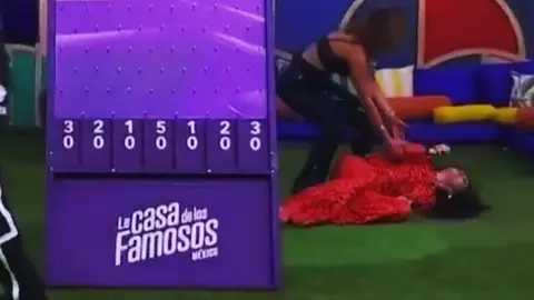 VIDEO: Dalílah Polanco cae en plena transmisión en vivo; recibe atención médica urgente