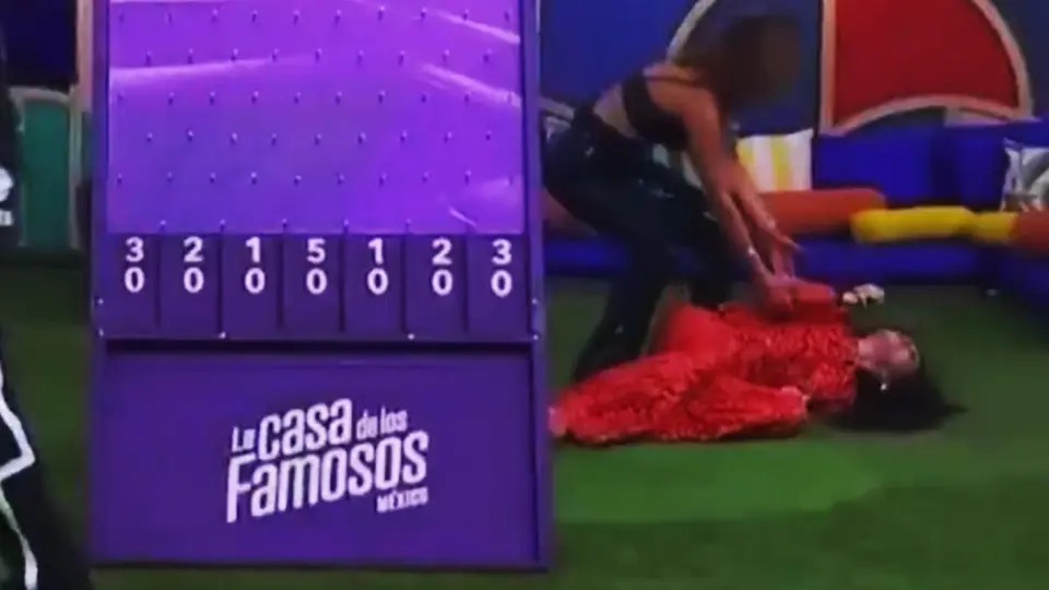 VIDEO: Dalílah Polanco cae en plena transmisión en vivo; recibe atención médica urgente