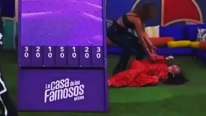 VIDEO: Dalílah Polanco cae en plena transmisión en vivo; recibe atención médica urgente