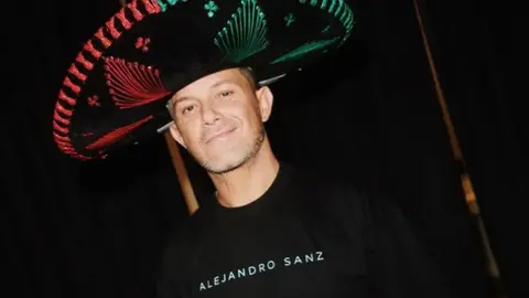 ¿Rayados o Tigres? Alejandro Sanz presume camisetas de ambos equipos y desata polémica