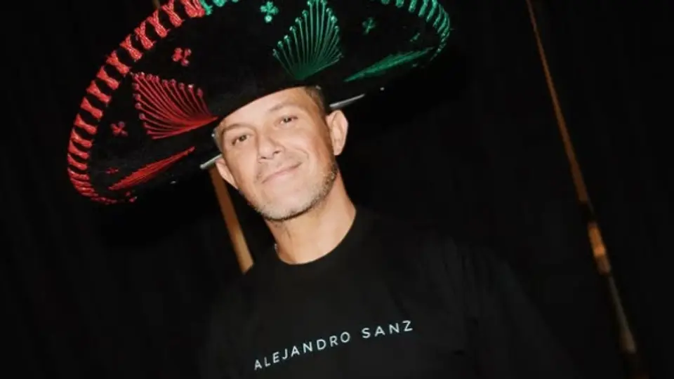 ¿Rayados o Tigres? Alejandro Sanz presume camisetas de ambos equipos y desata polémica