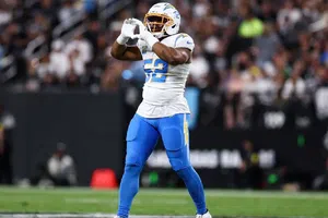 Khalil Mack será baja para los Chargers por lesión