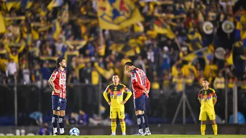 Clásico Nacional guarda minuto de silencio en memoria de víctimas en Iztapalapa