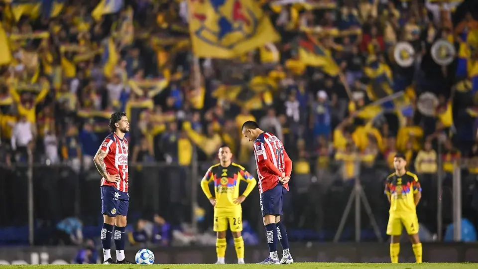 Clásico Nacional guarda minuto de silencio en memoria de víctimas en Iztapalapa