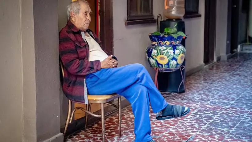 Abuelito de 75 años con discapacidad visual es abandonado en hotel de Tijuana