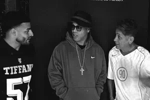 Alexis Vega 'humilla' con túnel a Ronaldinho en evento en CDMX