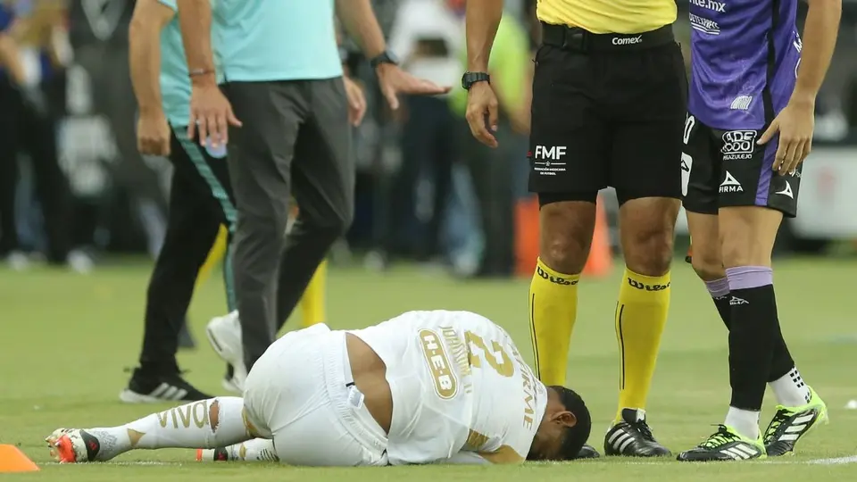 Joaquim Pereira tuvo que abandonar el juego ante Mazatlán en camilla tras protocolo de conmoción
