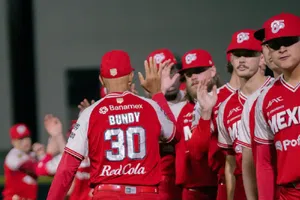 Diablos Rojos caen ante los Piratas en el Juego 3 y se alejan de la Serie del Rey