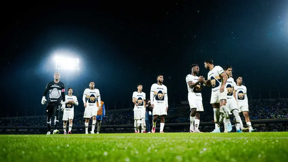 ¿Al estilo NFL? Se hace viral video de extraña formación de Pumas en el partido ante Chivas