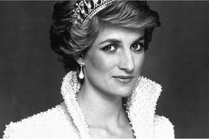Abren cápsula del tiempo de Lady Di y revelan 10 tesoros de los 90