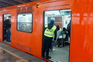 Metro reporta retrasos en todas las líneas por intensas lluvias en CDMX