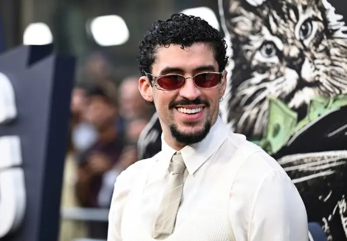 Bad Bunny continúa expandiendo su carrera en Hollywood con su participación en “Toy Story 5”. / AP