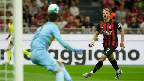 ¡Más competencia para Santiago Giménez! AC Milan busca a delantero de Chelsea