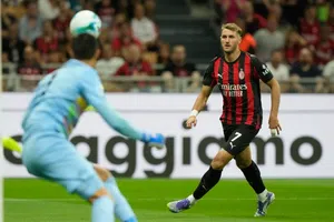 ¡Más competencia para Santiago Giménez! AC Milan busca a delantero de Chelsea