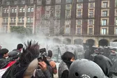Enfrentamiento en el Zócalo tras marcha del 2 de octubre deja policías heridos