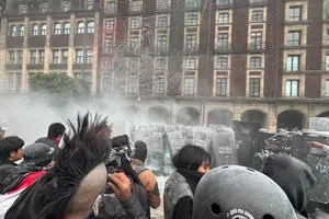 Enfrentamiento en el Zócalo tras marcha del 2 de octubre deja policías heridos