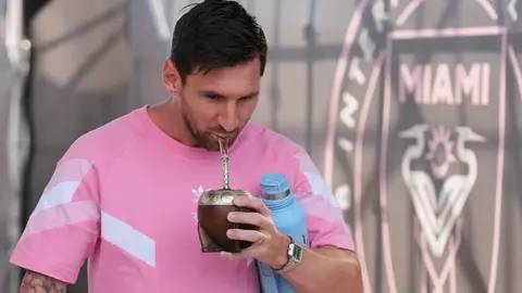 Descubre el Rolex Barbie de Messi: un lujo de 800 mil euros que porta el astro argentino