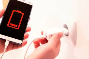 ¿Qué es “juice jacking” y por qué tu celular corre riesgo en cargadores públicos?