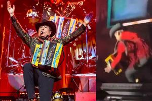 Jorge Hernández de Los Tigres del Norte sufre caída en pleno concierto… ¡pero no deja de cantar!