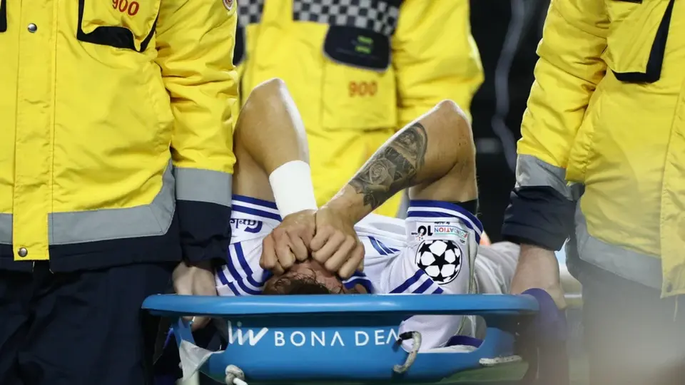 Rodrigo Huescas sale lesionado y en camilla del Qarabag vs Copenhague en Champions League