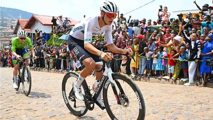 Isaac del Toro vuelve a hacer historia al entrar en el Top 5 del ranking UCI