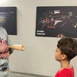 Mujer le quita pelota a niño en el Phillies vs Marlins; los equipos premian al pequeño aficionado