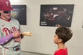 Mujer le quita pelota a niño en el Phillies vs Marlins; los equipos premian al pequeño aficionado