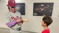 Mujer le quita pelota a niño en el Phillies vs Marlins; los equipos premian al pequeño aficionado