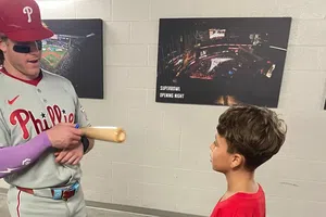 Mujer le quita pelota a niño en el Phillies vs Marlins; los equipos premian al pequeño aficionado