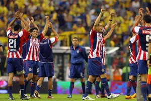 "Me caían gordos": Campeón de Chivas revela desencuentro con Layún en un Clásico contra América