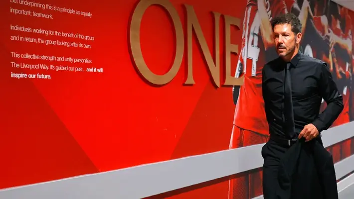 ¡Se volvió loco! DIego Simeone se encaró con la afición del Liverpool y se fue expulsado