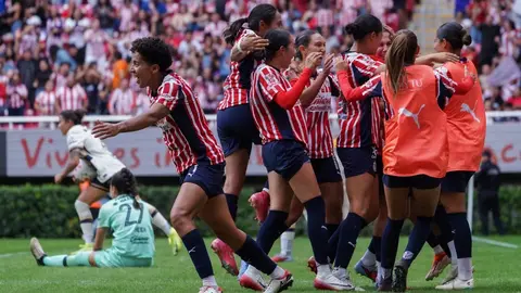 Chivas remontó ante Pumas, que dejó ir la ventaja dos veces en el Akron