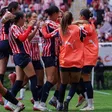 Chivas remontó ante Pumas, que dejó ir la ventaja dos veces en el Akron