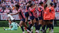 Chivas remontó ante Pumas, que dejó ir la ventaja dos veces en el Akron