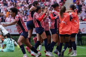 Chivas remontó ante Pumas, que dejó ir la ventaja dos veces en el Akron