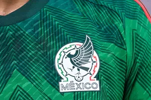 Salen a la luz 'picantes' fotos de seleccionados nacionales con mujeres