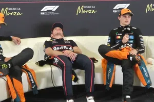 Max Verstappen casi 'dormido' habla sobre la polémica de McLaren: "No es mi problema"