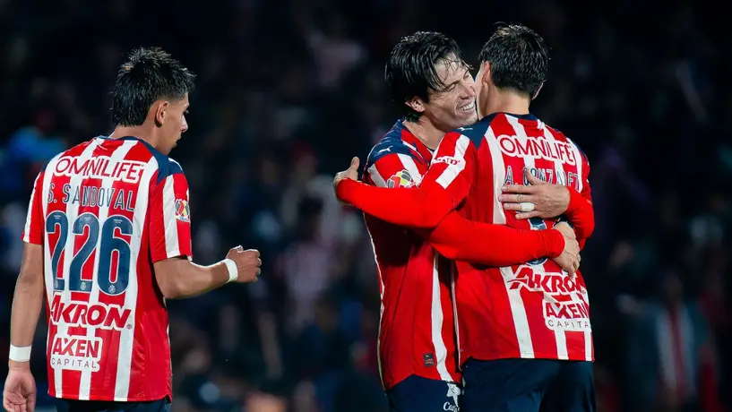 ¡Cardiaco! Chivas, con gol de Daniel Aguirre, vence a Pumas en los últimos minutos del partido