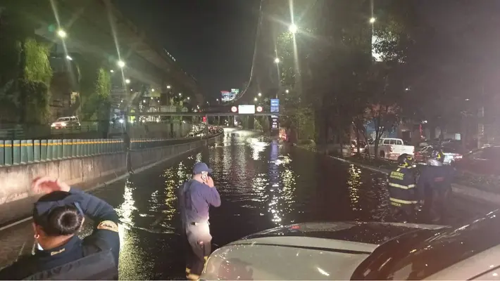 Fuertes lluvias inundan CDMX: desbordamiento del Río San Ángel y cierre de Periférico Sur en ambos sentidos
