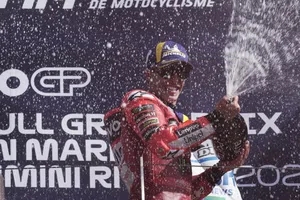 ¡Al estilo de Messi en el Bernabéu! Así celebró Marc Márquez la victoria en Missano