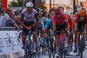 ¡Cierre perfecto! Isaac del Toro 'embiste' de nuevo y logró su cuarta victoria al hilo en Italia