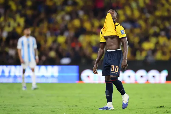 Moisés Caicedo fue expulsado de manera polémica | AP
